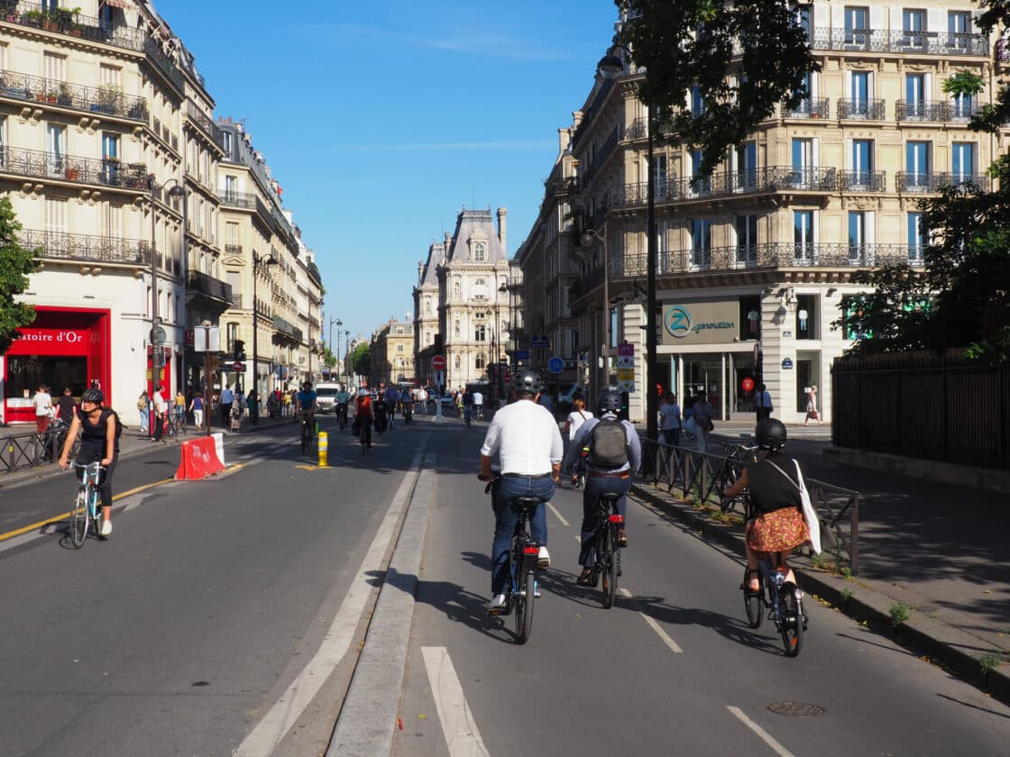 Zu sehen sind Fahrradfahrer auf den Straßen von Paris