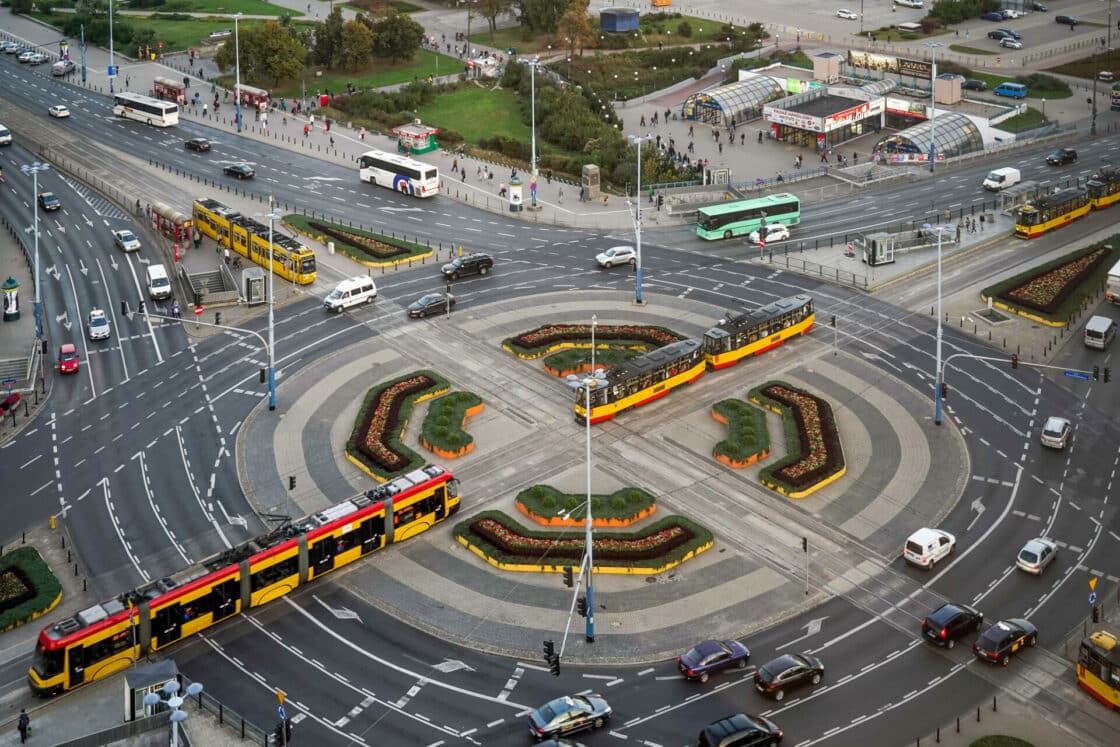 Zu sehen ist ein Kreisverkehr in Warschau, Polen