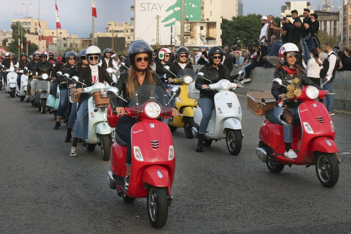 Eine Moped-Kolonne feiert den Lebanon Independence Day