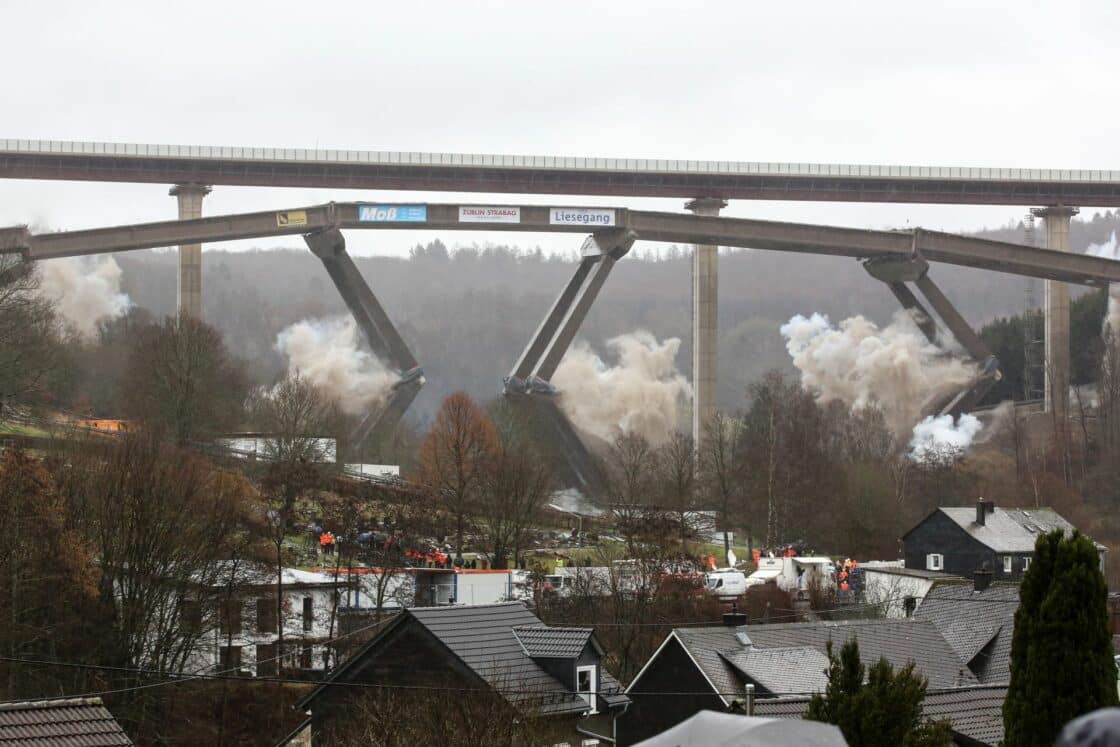 Die Talbrücke Rinsdorf auf der Autobahn A45 zwischen den Anschlussstellen Siegen Süd und Wilnsdorf wird gesprengt. Daneben steht ein Teil des neuen Brückensystems. 120 Kilogramm Sprengstoff haben die 500 Meter lange und 70 Meter hohe Talbrücke der Autobahn 45 erfolgreich zu Fall gebracht.