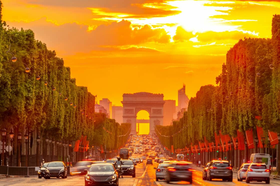 Zu sehen ist die Champs Elysees in Paris