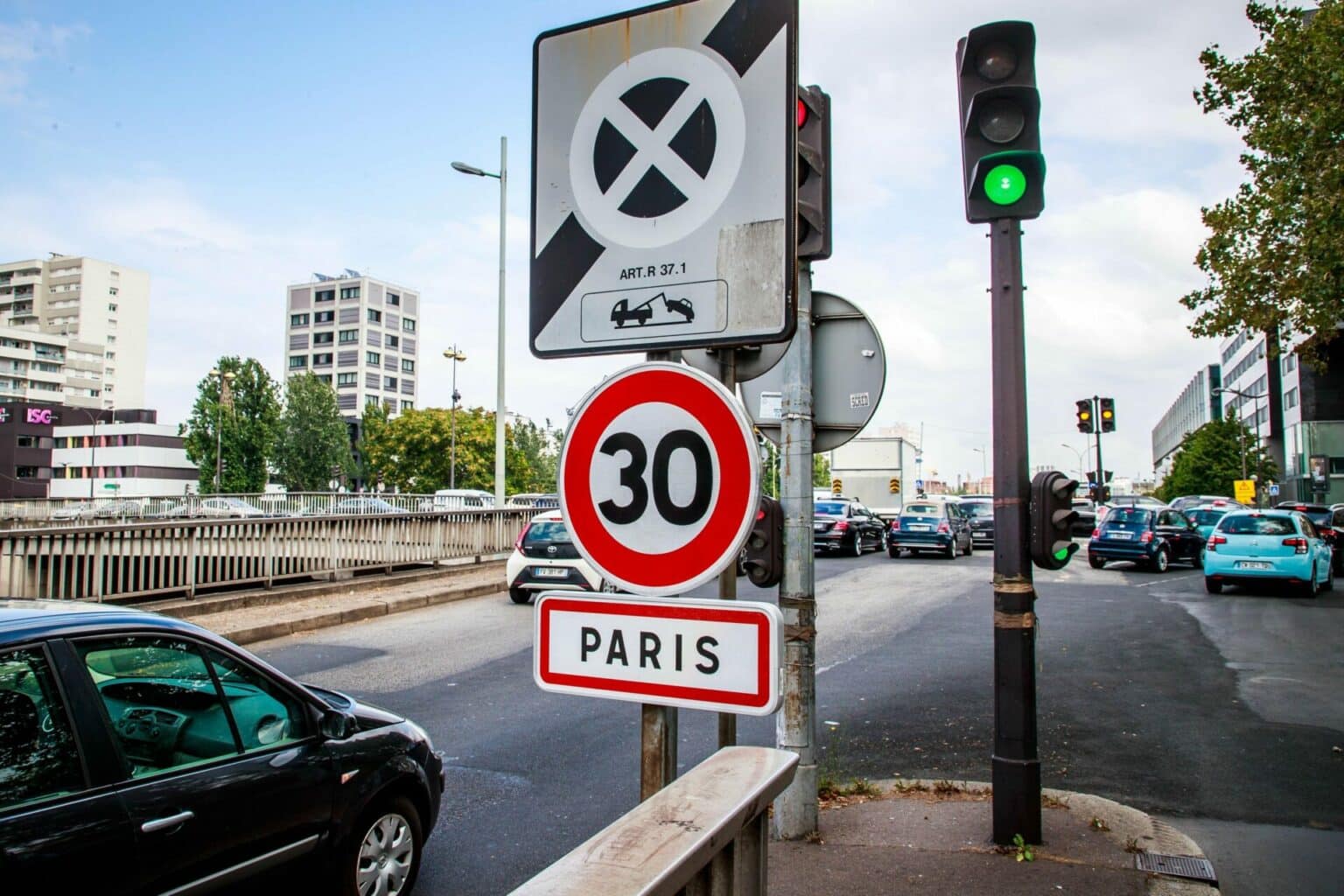 Zu sehen ist ein Tempo 30-Schild in Paris