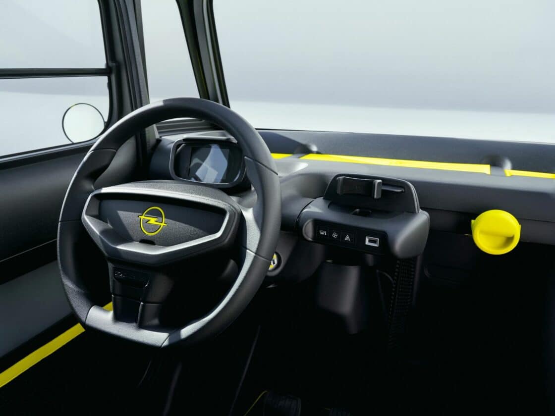 Zu sehen ist das Cockpit des Opel Rock-E