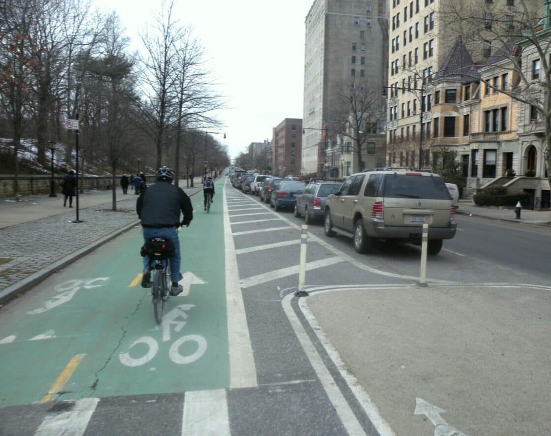 Zu sehen ist ein Fahrradfahrer auf einem grünen Radweg