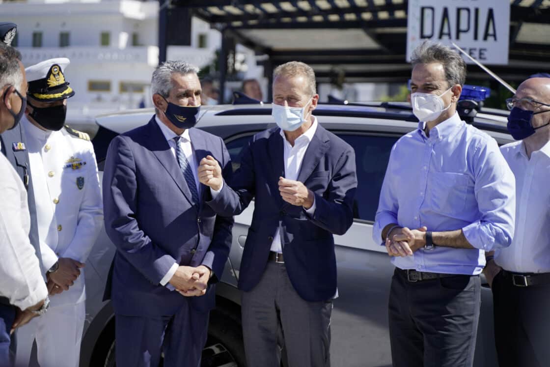 Zu sehen ist der VW Konzernchef im Gespräch mit der griechischen Regierung