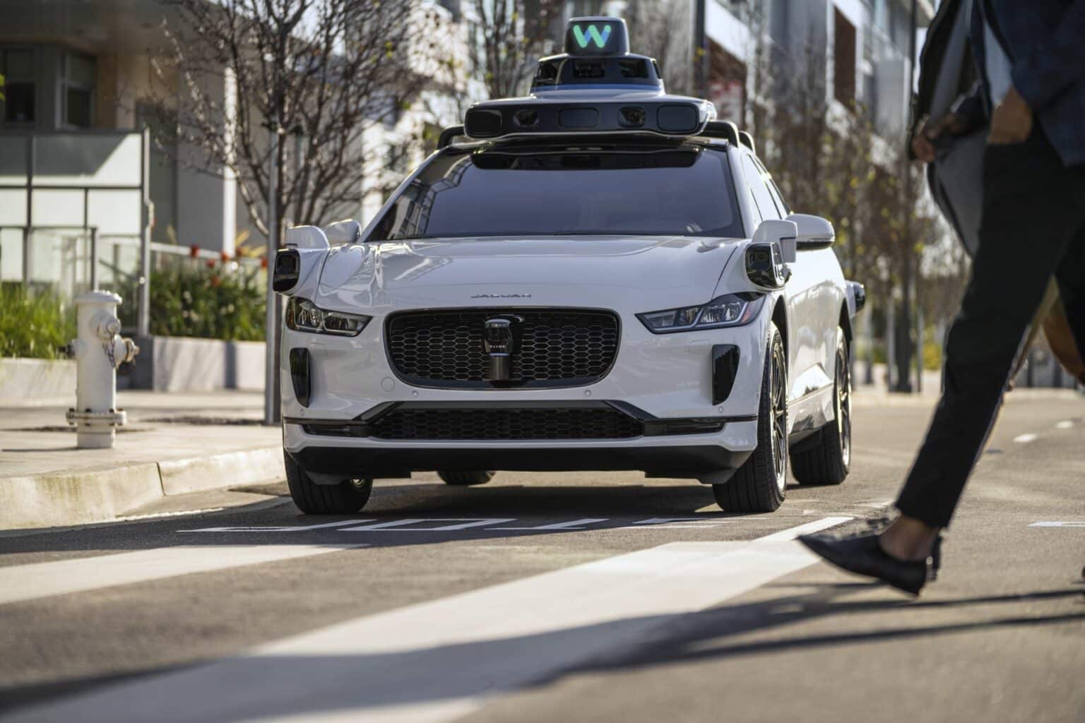 Zu sehen ist ein Fahrzeug der Firma Waymo