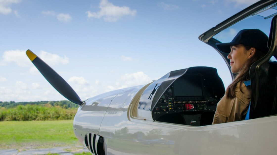 Zara Rutherford sitzt in einem Ultra-Leichtflugzeug