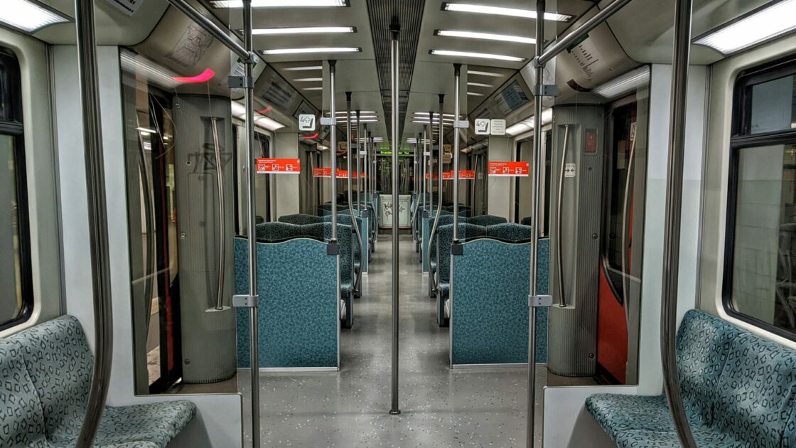 Zu sehen ist der leere Innenraum einer Berliner S-Bahn