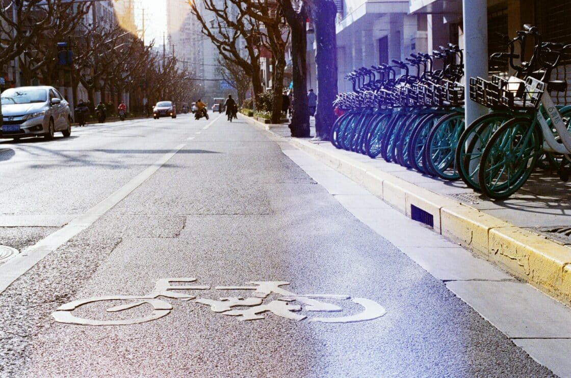 Zu sehen ist ein Fahrradweg auf einer Straße
