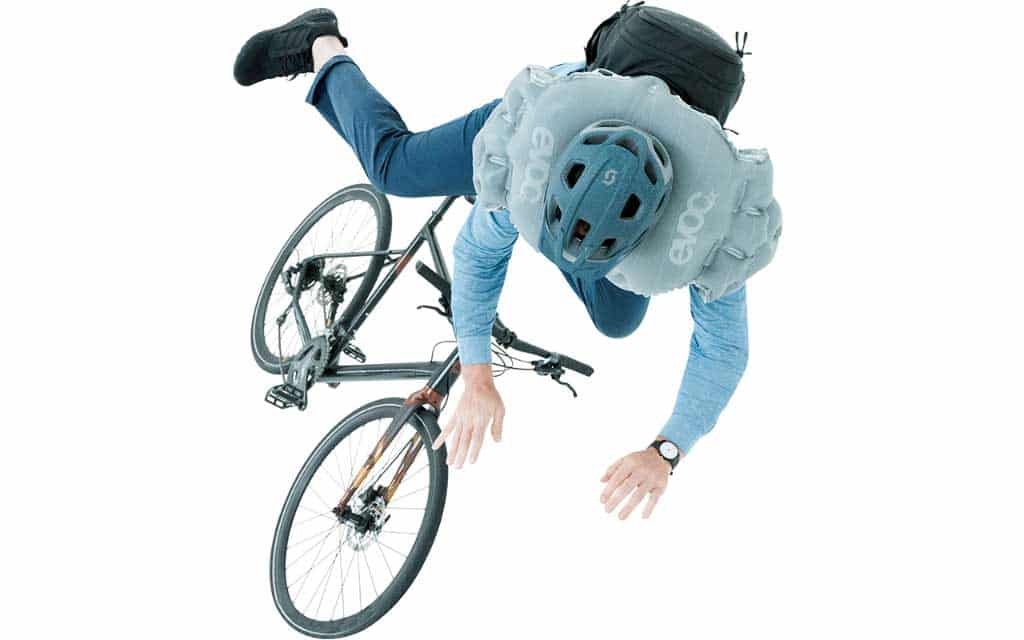 Zu sehen ist der Fahrradfahrer-Airbagschutz der Firma Evoc