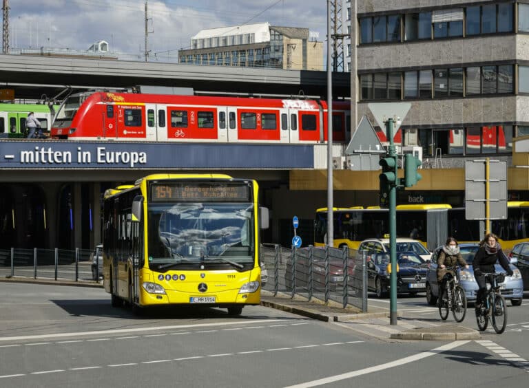 Zu sehen ist ein Bus in Berlin