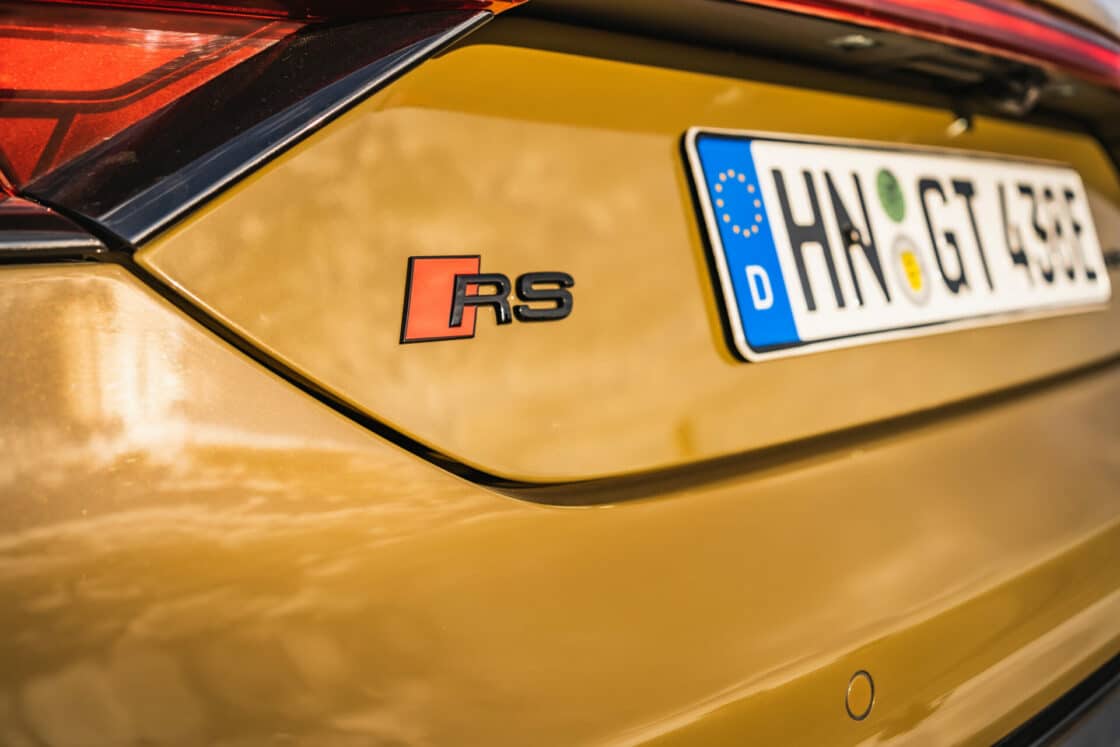 Zu sehen ist das RS-Emblem des Audi RS E-Tron GT