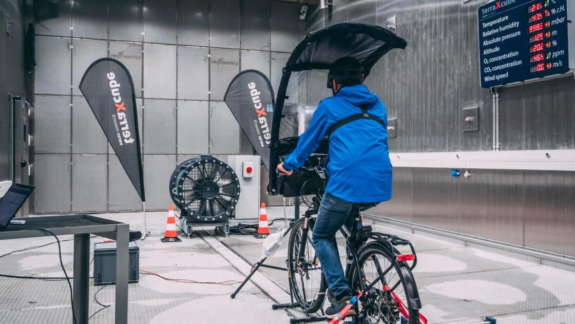 Zu sehen ist ein Regenschutz für Fahrradfahrer
