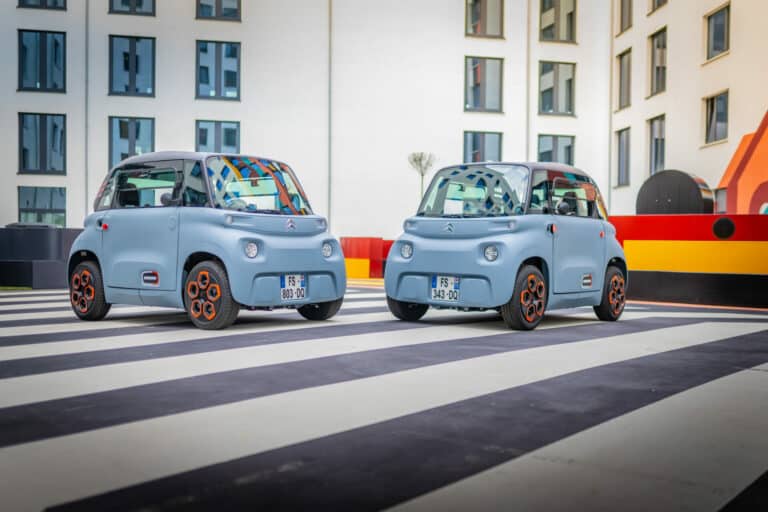 Zu sehen sind zwei Citroën Ami