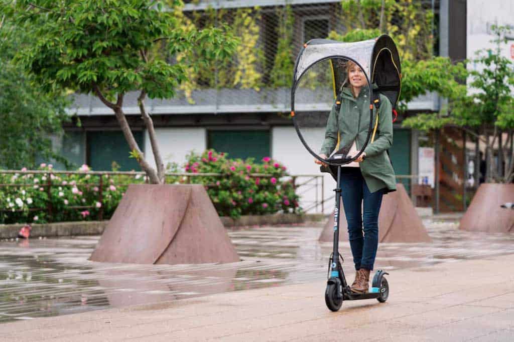 Zu sehen ist ein Regenschutz für E-Scooter- oder Fahrradfahrer