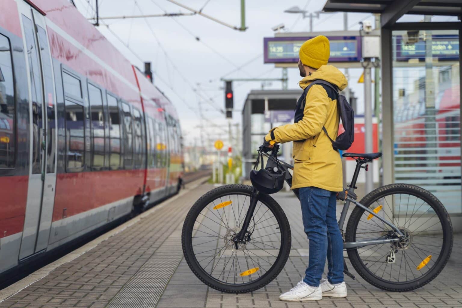 Fahrradfahrer auf einem Bahnhof