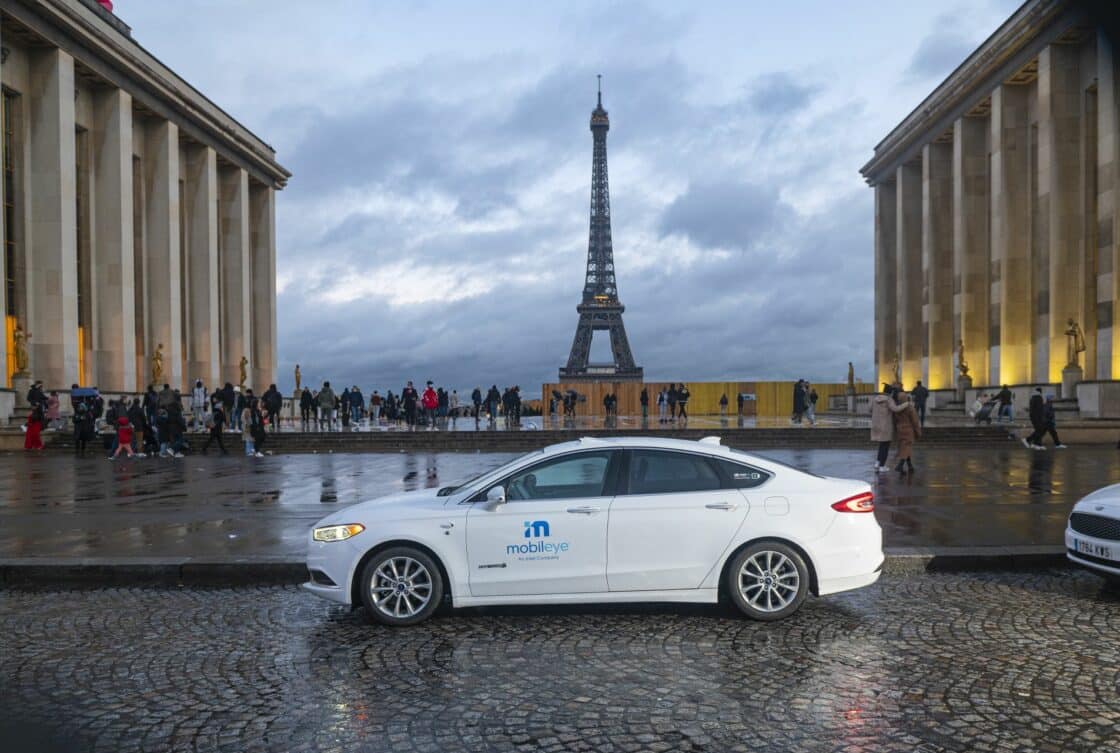 Ein autonomer Ford Fusion steht vor dem Eifelturm in Paris