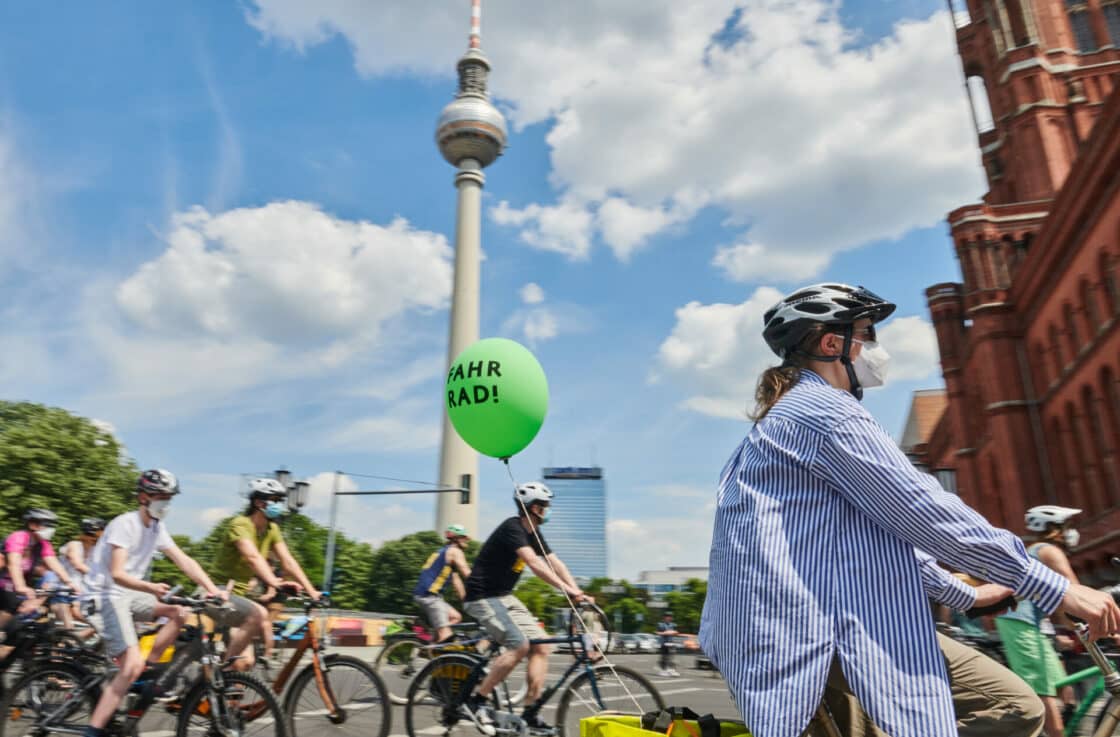 Zu sehen sind Fahrradfahrer am Alexanderplatz