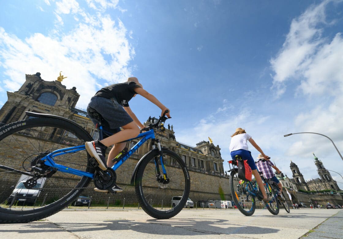 Zu sehen sind Fahrradfahrer vor dem Bundestagsgebäude