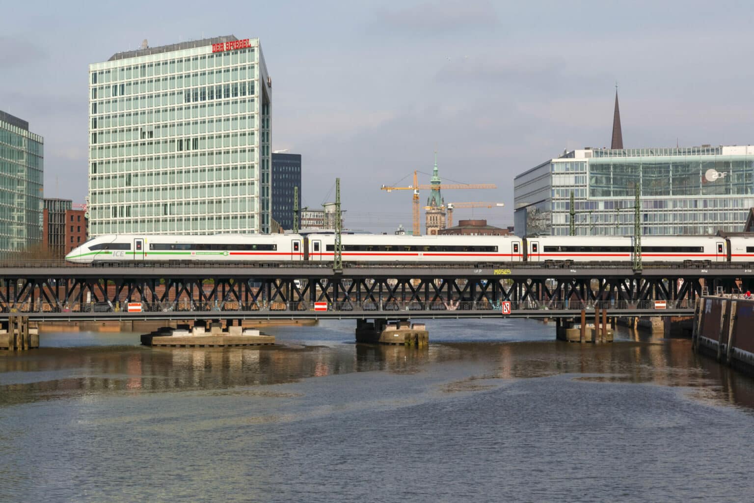 ICE 4 Zug der Deutsche Bahn DB auf der OberhafenbrÃ_cke in Hamburg, Deutschland