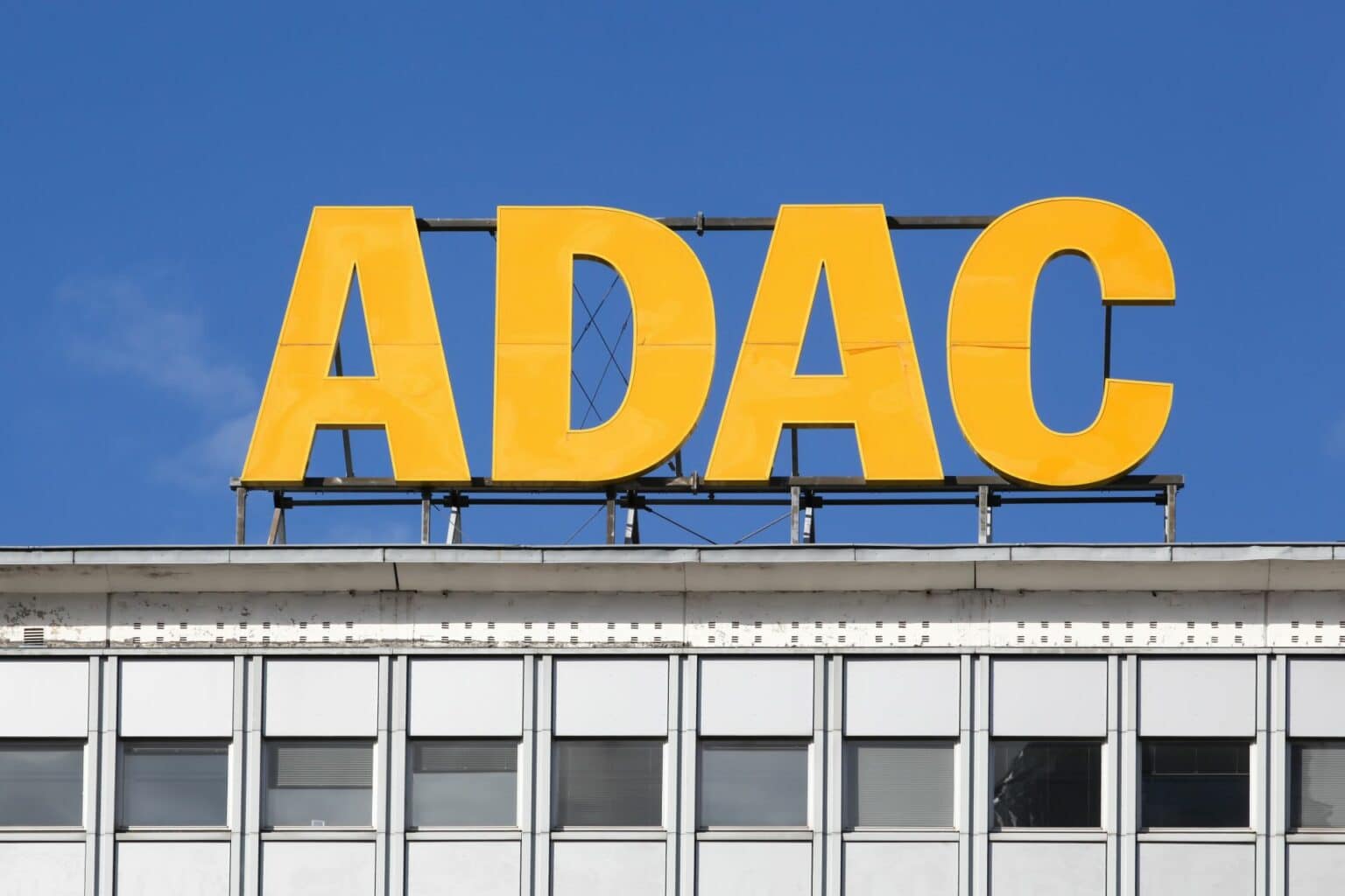 Ein ADAC-Schild auf dem Dach eines Gebäudes