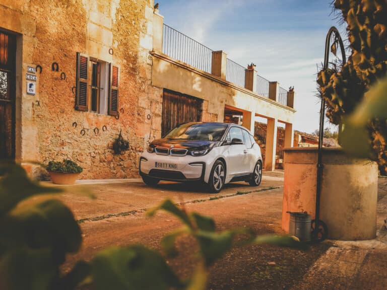 Ein BMW i3 steht auf einer Straße auf Mallorca