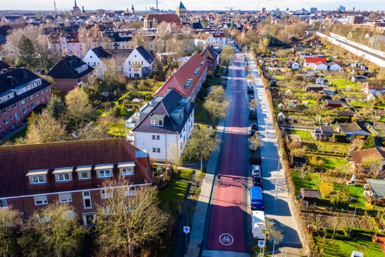 Zu sehen ist ein großer, langer Fahrradstreifen in Münster