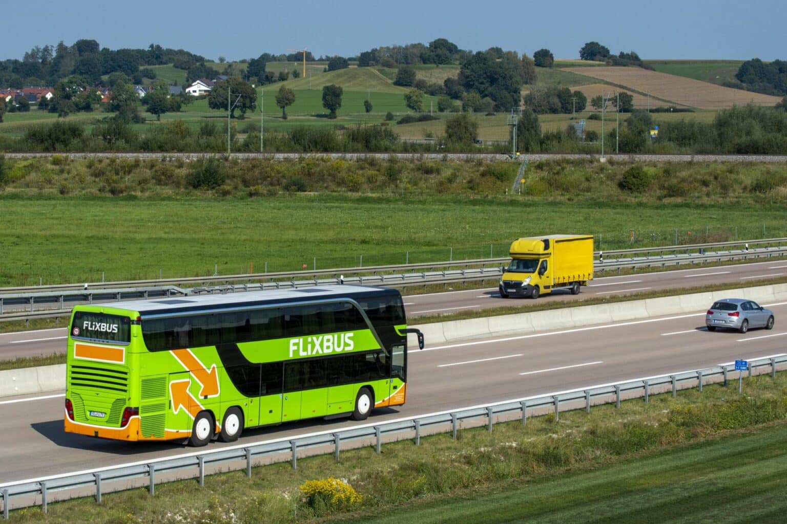 Reisebus, Fernbus der Firma FlixBus fährt auf der Autobahn A8 bei Jettingen, Bayern, Deutschland, Europa