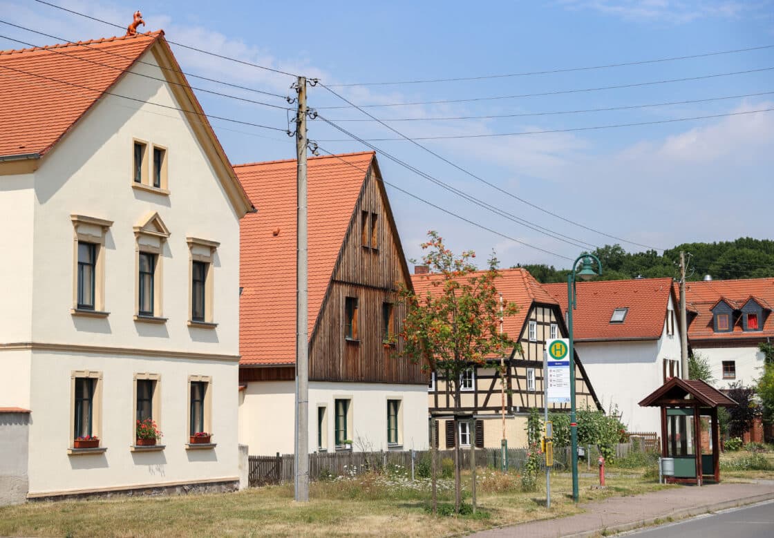 Zu sehen ist eine Haltestelle in einem deutschen Dorf