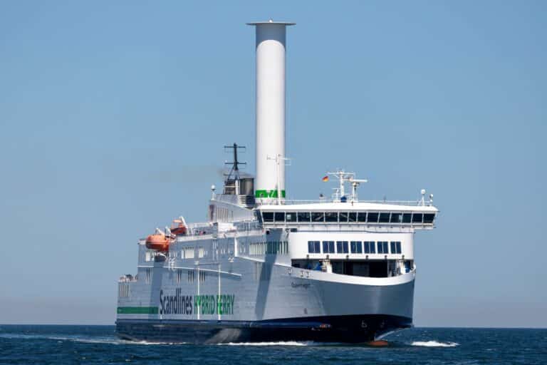 Das Rotor-segelschiff Copenhagen fährt auf dem Wasser