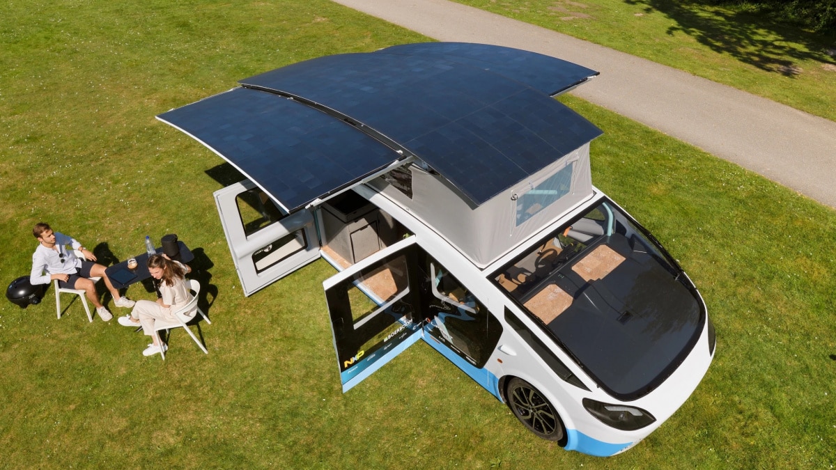 Ein solarbetriebenes Campingmobil steht auf einer Wiese