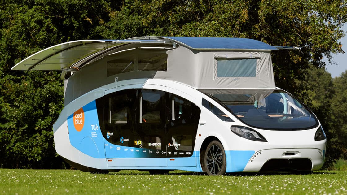 Ein Solar-Camping-Mobil steht auf einer grünen Wiese