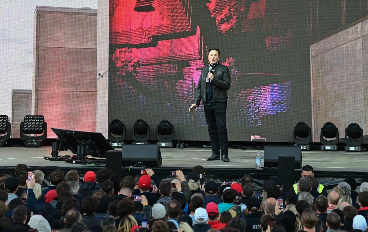 Elon Musk, Tesla-Chef, steht zum Tag der offenen Tür auf eine Bühne der Tesla Gigafactory. In Grünheide, östlich von Berlin, sollen ab Ende 2021 die ersten Fahrzeuge vom Band rollen. Das US-Unternehmen will hier jährlich rund 500.000 Exemplare vom Model Y bauen.