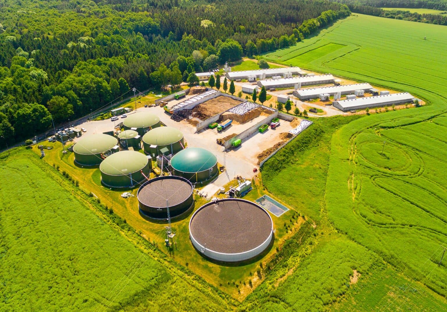 Eine aus der Luft aufgenommene Biogasanlage