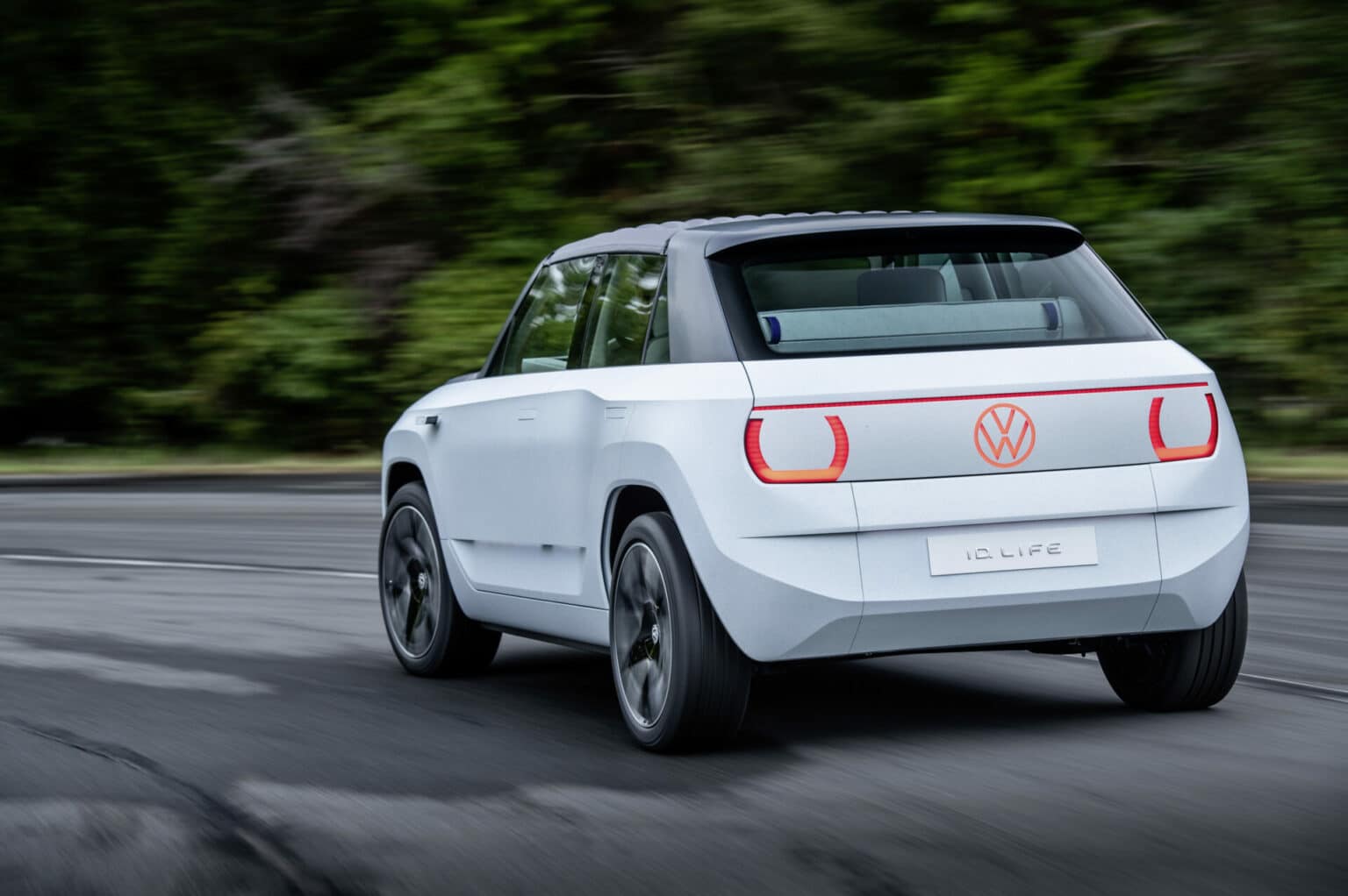 Volkswagen ID. LIFE Konzept-Fahrzeug, dynamisch, von hinten