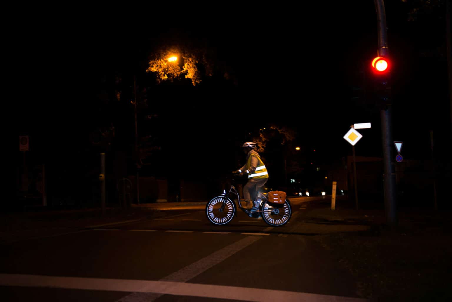Fahrradfahrer mit beleuchteten Speichen