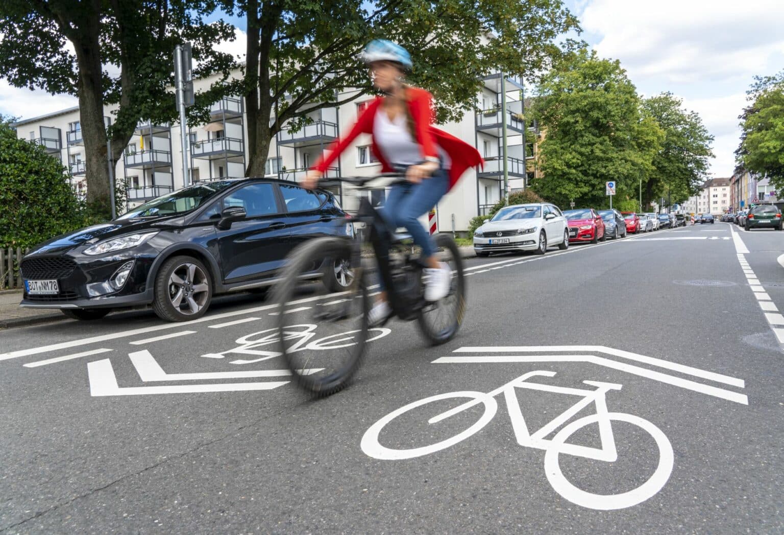 Ein Bild vom Radverkehr aus NRW. Eine Frau fährt auf einer Fahrradstraße in Nordrhein-Westfalen.