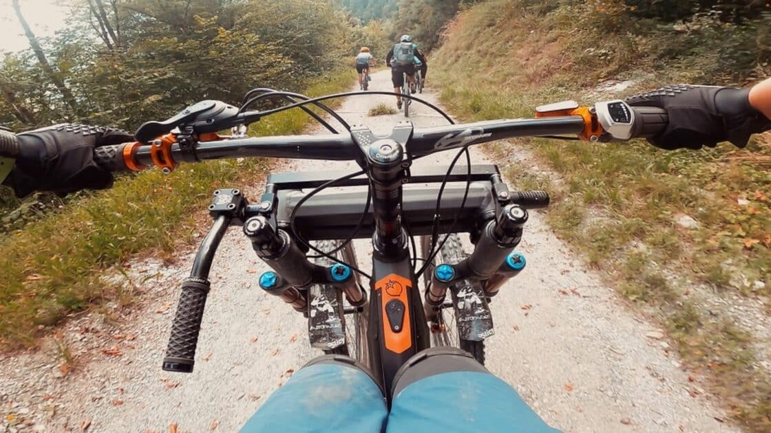 Das Bike Orange Phase AD3 bei einer Bergabfahrt