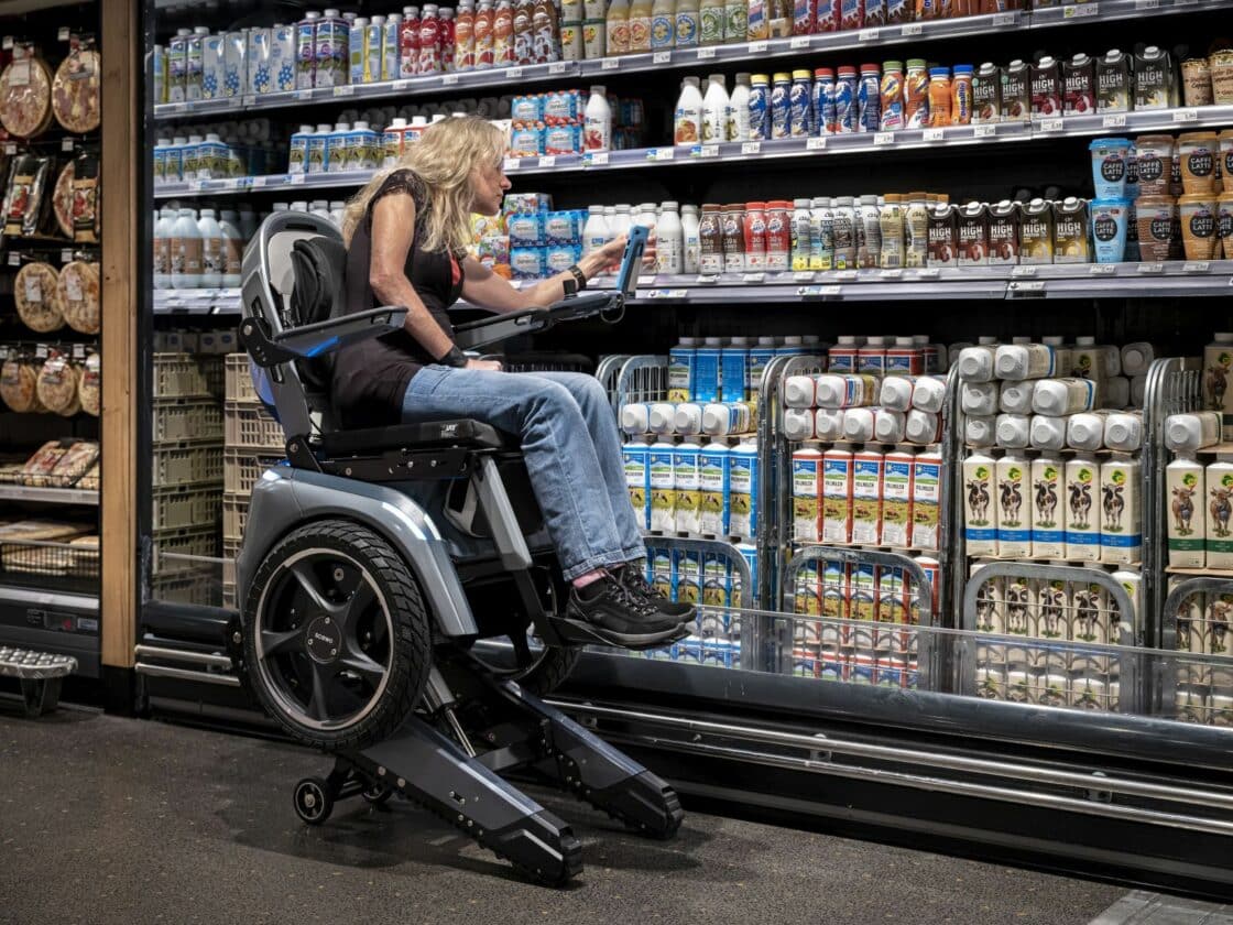 Zu sehen ist der Rollstuhl in Aktion im Supermarkt