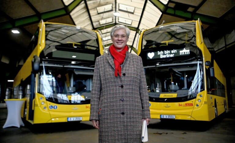 Eva Kreienkamp vor zwei BVG Doppelstock-Bussen