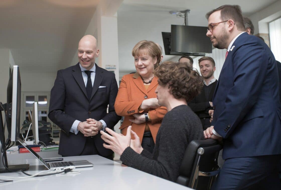 Angela Merkel besucht das Berliner Startup Door2Door