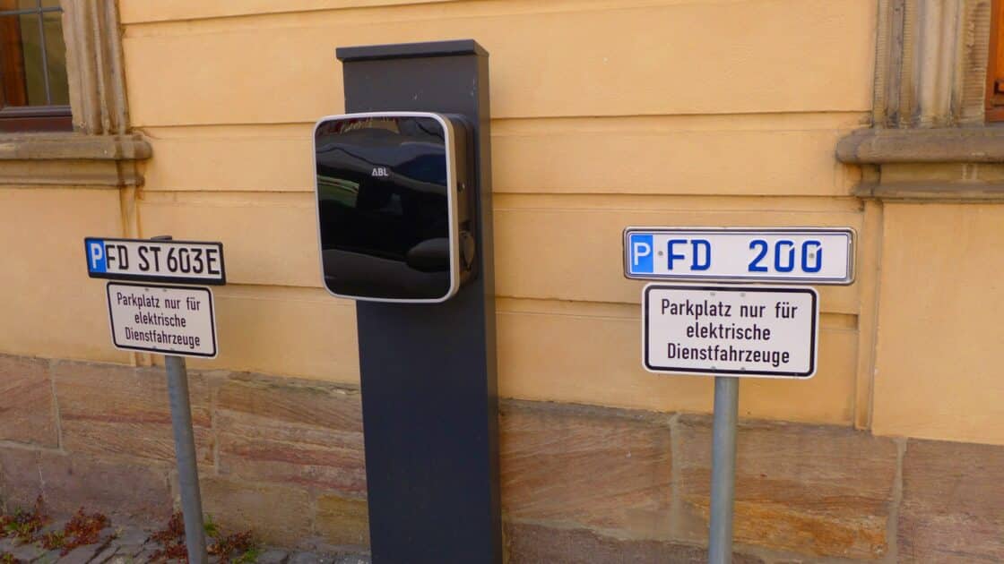 Reservierte E-Auto-Parkplätze