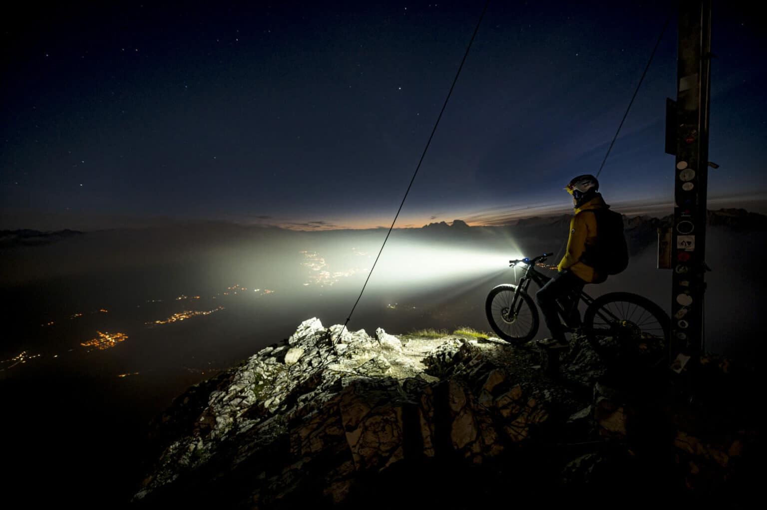 Fahrradfahrer mit heller LED-Lampe