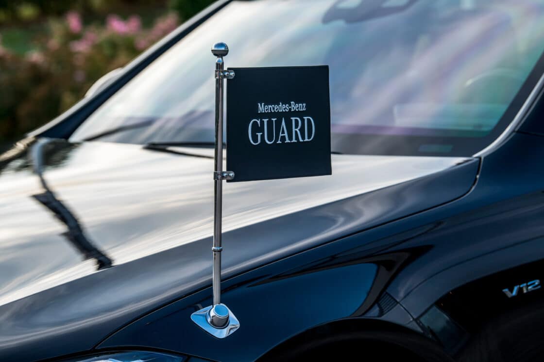 Mercedes Guard Car Flagge