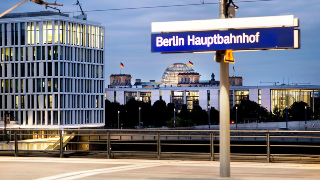 Der Bahnsteig des Berliner Hauptbahnhof, im Hintergrund die Reichstagskuppel