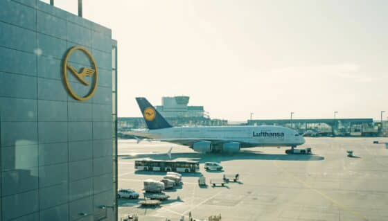 Eine Maschine der Lufthansa steht am Flughafen in Frankfurt