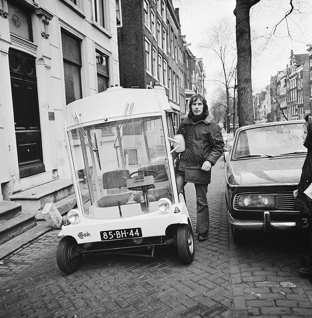 Luud Schimmelpennink und das Witkar bei der Eröffnung 1974 [Bildquelle: Niederländisches Nationalarchiv, lizensiert unter  https://creativecommons.org/publicdomain/zero/1.0/deed.en ]