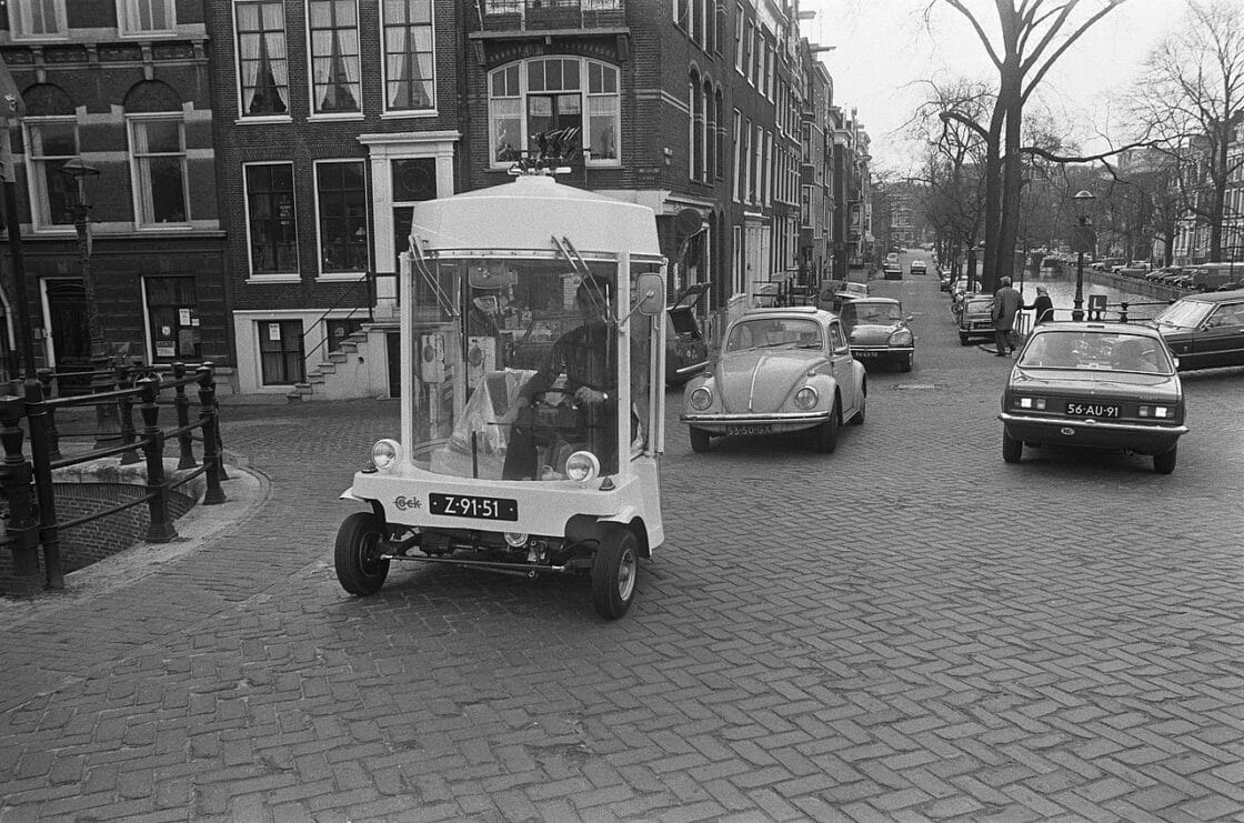 Das erste elektrische Carsharing der Welt hatte ein niederländischer Mobilitäts-Aktivist gegründet, weil die Stadt Amsterdam ein Fahrrad-Sharing nicht unterstützen wollte [Bildquelle: Niederländisches Nationalarchiv, lizensiert unter  https://creativecommons.org/publicdomain/zero/1.0/deed.en ]