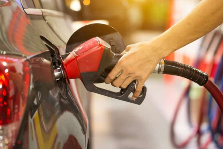 Alternative Kraftstoffe: Eine Person betankt ein Auto