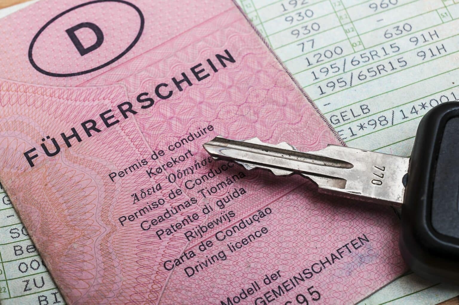Führerscheinumtausch: Ein rosafarbener Führerschein liegt auf einem Tisch.
